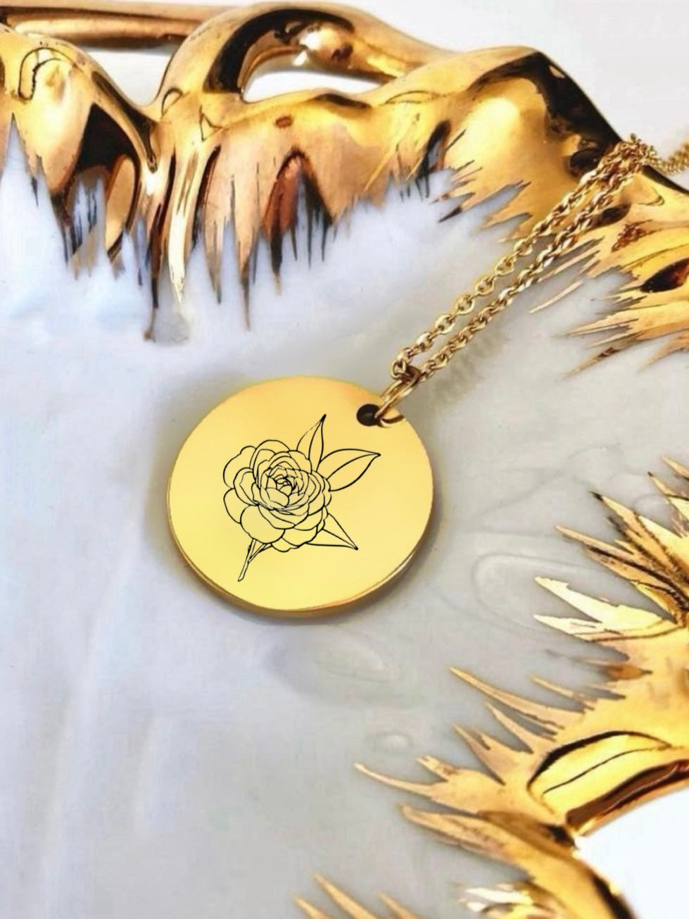 Collier une Médaille Fleur Camélia