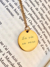 Charger l&#39;image dans la galerie, Collier une Médaille « La vie en rose »