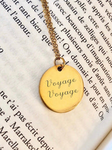 Collier une Médaille « Voyage Voyage »