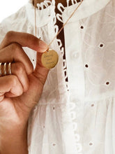 Charger l&#39;image dans la galerie, Collier une Médaille &quot;Laissez moi danser&quot;