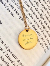 Charger l&#39;image dans la galerie, Collier une Médaille &quot;Danser sous la pluie&quot;